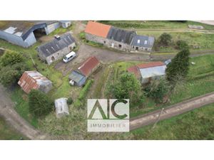 Corps de ferme  97m2 + dépendances  LANRIVAIN