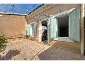 Apt Luberon Immeuble centre-ville 2 logements  hangar et garag