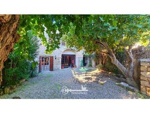 Grande maison de village authentique avec cour arborée dans un village prisé entre Uzès et
