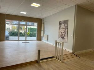 Excellente visibilité. Bel emplacement sur axe passant. Locaux de 502 m2 situés proche du 