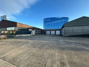 Ruime werkplaats / atelier met kantoren op topligging nabij UZ Gent