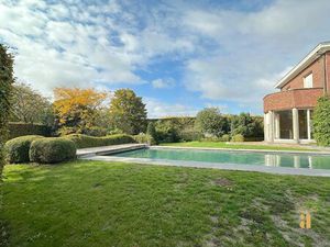 Te huur: royale woning met zwembad