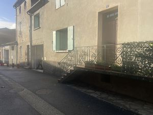 GRANDE MAISON de ville avec garage.