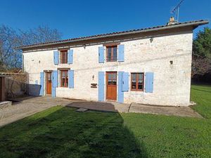 Maison de village en pierre rénovée offrant trois chambres et un bureau avec jardin