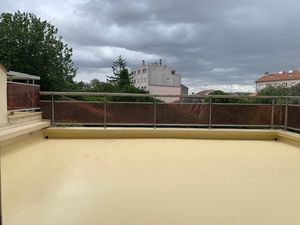 T3 EQUIPE AVEC VASTE TERRASSE PARKING - RUE DES CLOS - LAXOU