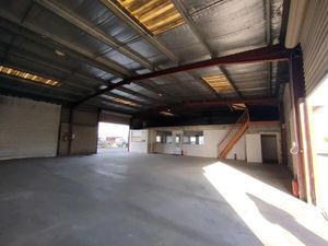 Cugnaux  à vende ou à louer un bâtiment de 450 ² sur un terrain entièrement bitumé de 3047