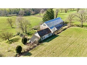 Propriété au calme sans voisinage avec maison et grange aménagée en plusieurs salles au...