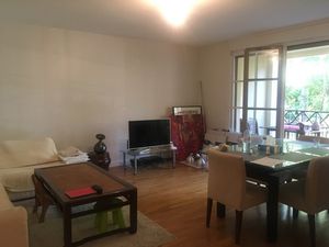 Appartement T4 au 1er étage d'un immeuble avec ascenseur  avec garage  parking et balcon