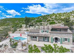 Location meublée villa 9 pièces 300 m² à Aix-en-Provence (13090)  10 500 €