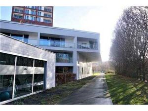 Instapklare assistentiewoning met autostaanplaats in resi...