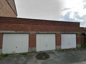 Lot de 3 garages + parcelles arrière