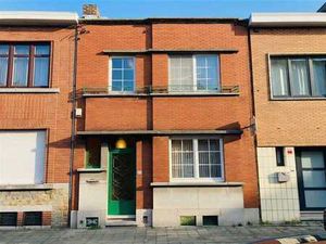 Maison mitoyenne de trois chambres et jardin dans rue calme.
