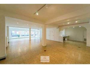 Ruim handelspand met meerdere ruimtes en parking te huur ...