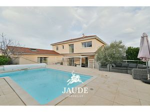 Maison contemporaine de standing avec piscine  jacuzzi et so