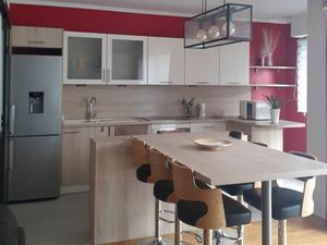 T2 (1ch) rénové  meublé  lumineux 51m2 + terrasse 12m2 + box