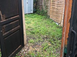 Petit terrain avec 2 abris jardin