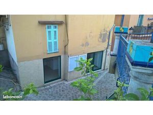 Petit magasin à Menton centre