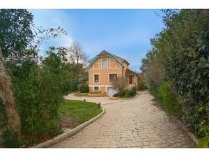 Propriété de caractère de 255m2