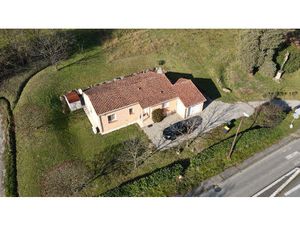 Villa avec garage et jardin