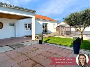 Maison 2 chambres avec double garage et piscine sur parcelle