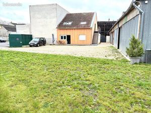 Maison de 180 m²  composé de trois appartements sur un terrain de 1400 m² avec grand hanga
