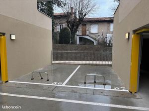 ANSE places de parking à côté gare SNCF et commerces