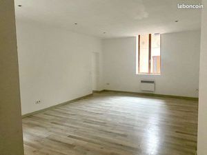 À LOUER – Appartement 70 m² – Grand séjour 40 m² – 2 chambres – Lumineux – Dépendance 20 m