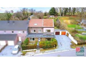 Deux maisons avec jardins et garages!