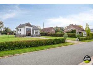 RUSTIG GELEGEN SPLIT LEVEL WONING OP 21A10CA TE KORTESSEM.