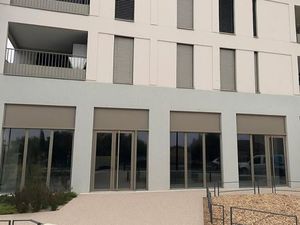 Local commercial 179 m²