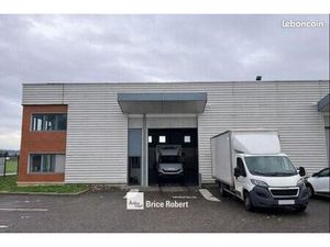 Local d'activité 975 m²