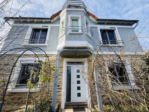 Deux maisons à La Salvetat-Peyralès avec jardin et piscine