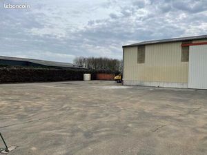 Bâtiment industriel dans zone artisanale