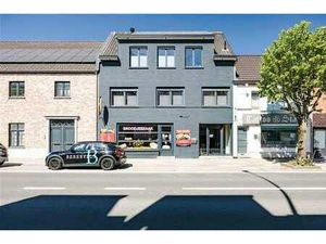 Maison commerciale avec résidence dans le centre de Destelbe