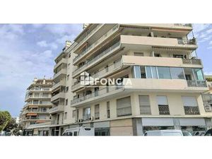 Derrière le Martinez  à deux pas de la mer et de la Croisette 2P 50m2 à rénover avec un gr