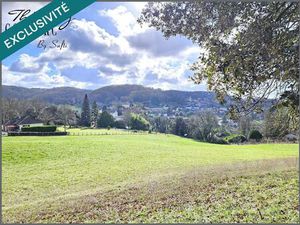 Terrain avec vue et réséaux à proximité.