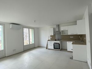 T3 rénové avec balcon  climatisation et parking  à deux pas