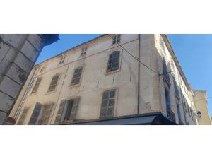 Immeuble à rénover 250m2 + caves.