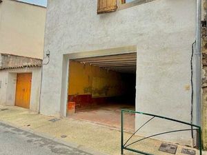 Local commercial au rez-de-chaussée de 115 m2 à Saint Maximin La Sainte Baume.