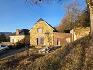 Maison en pierre avec vue dégagée sur les montagnes et garage