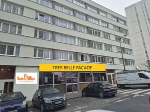 LOCAL - BUREAUX AVEC GRANDE FACADE SUR RUE