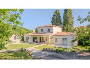 Magnifique propriété avec piscine  dépendances en pleine nature