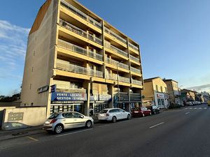 Appartement T3 de 77 m² vendu occupé avec terrasse parking et cave résidence avec ascenseu