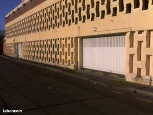 Place de parking privative couverte et sécurisée