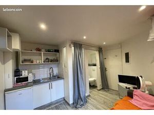 Joli Studio meublé et équipé avec kitchenette