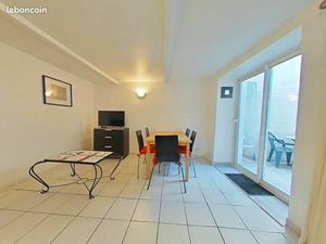 Loue à Carcassonne T2 bis meublé en rez de chaussée avec cour privative