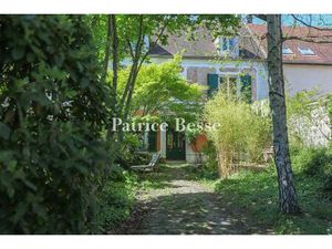 En Île-de-France  à 18 km au sud de Paris  une ancienne maison de maître de 1850 et ses...