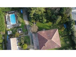 Maison de Maître avec parc  piscine et dépendances.