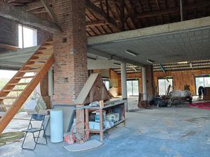 Drémil-Lafage   hangar de 370m² vendu avec permis de construire sur une parcelle d ' envir