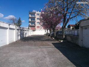 Box bagnolet limite lilas